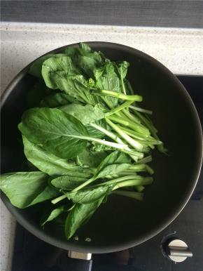 蒜末变金黄后下菜心。