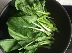 蒜末变金黄后下菜心。