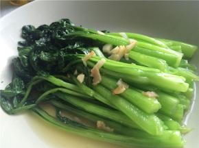 菜心翻炒两分钟后下适量盐调味后，翻炒均匀即可出锅。