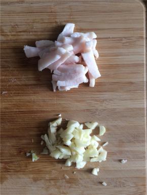 猪板油切丁，大蒜拍开切碎。