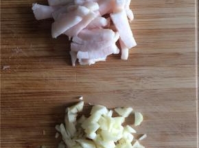 猪板油切丁，大蒜拍开切碎。