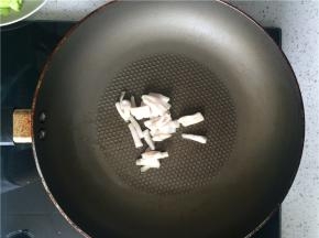 起锅倒一点平常炒菜用的植物油，下猪板油小火煸出猪油。