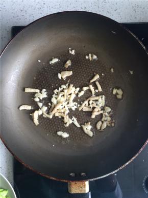 猪油出的差不多的时候猪板油块变成金黄色，此时下蒜末炒香。