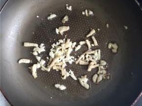 猪油出的差不多的时候猪板油块变成金黄色，此时下蒜末炒香。