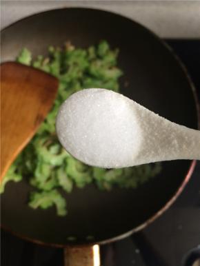 苦瓜翻炒三分钟左右，加入适量白砂糖翻炒均匀后再加入适量盐。