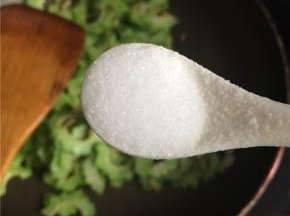 苦瓜翻炒三分钟左右，加入适量白砂糖翻炒均匀后再加入适量盐。