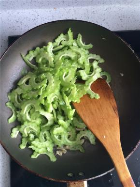 蒜末变黄后下苦瓜。