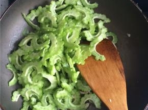 蒜末变黄后下苦瓜。