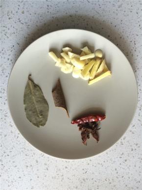 准备材料，姜切片，蒜拍碎切粒，土豆，胡萝卜去皮切丁，香菇和五花肉也切成同样大小的丁。