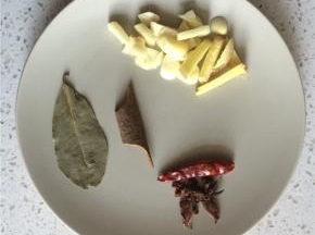 准备材料，姜切片，蒜拍碎切粒，土豆，胡萝卜去皮切丁，香菇和五花肉也切成同样大小的丁。