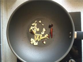 下切好的生姜蒜末，煸炒至蒜粒变金黄。