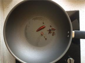 热锅凉油，下干辣椒、干花椒、八角炒至变色。
