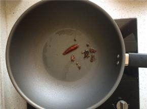 热锅凉油，下干辣椒、干花椒、八角炒至变色。