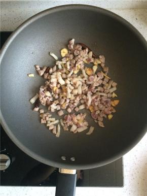 下五花肉丁，炒至肉丁变白出油。