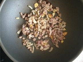 下五花肉丁，炒至肉丁变白出油。