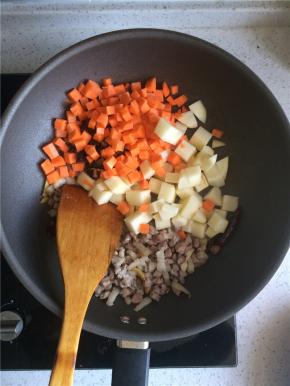 下土豆、胡萝卜、香菇丁翻炒片刻。