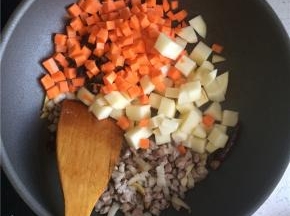 下土豆、胡萝卜、香菇丁翻炒片刻。