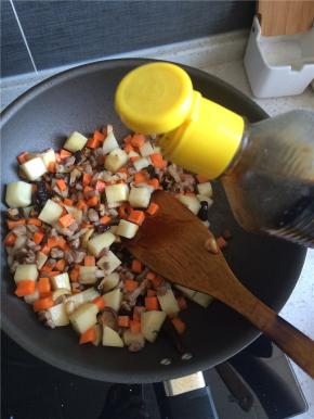 加入老抽上色。