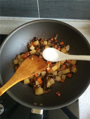 加适量盐，因为是用来浇猫耳朵，可比炒菜略咸一点。