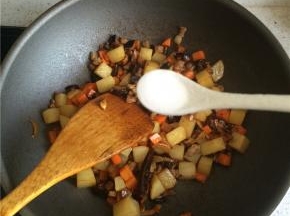 加适量盐，因为是用来浇猫耳朵，可比炒菜略咸一点。