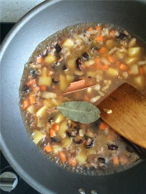 加入没过所有材料的开水，下香叶桂皮，加盖小火炖20分钟左右即可。