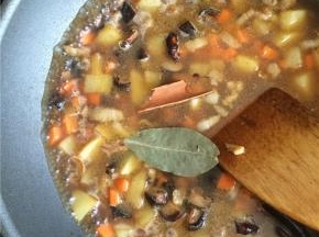 加入没过所有材料的开水，下香叶桂皮，加盖小火炖20分钟左右即可。