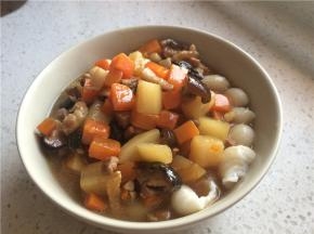 猫耳朵煮好，浇上炖好的猫耳朵，准备好勺子大口吃吧！