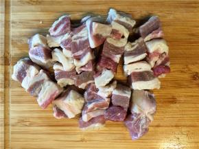 牛腩用冷水泡出血水后冲洗干净，用厨房纸吸取水分，切成麻将大小的块，姜切片，蒜拍碎。 