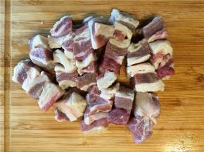 牛腩用冷水泡出血水后冲洗干净，用厨房纸吸取水分，切成麻将大小的块，姜切片，蒜拍碎。 