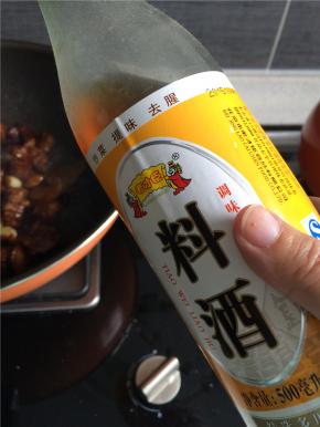 略翻炒后加入料酒去腥，翻炒出香味，加入足量的热水转入砂锅，加盐调味，小火慢炖。