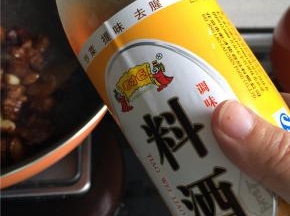 略翻炒后加入料酒去腥，翻炒出香味，加入足量的热水转入砂锅，加盐调味，小火慢炖。