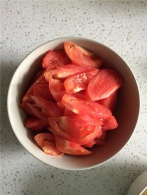 炖牛腩的时候正好可以来准备另外一部分食材，西红柿土豆洗净去皮，西红柿切片