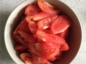 炖牛腩的时候正好可以来准备另外一部分食材，西红柿土豆洗净去皮，西红柿切片