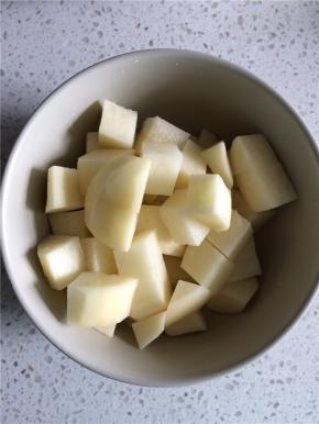土豆切块。