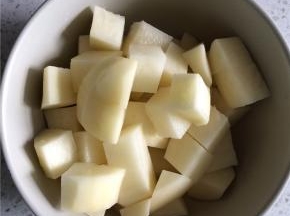 土豆切块。