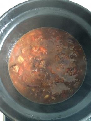 牛腩炖到约一个小时，起一个炒锅，把西红柿炒到软烂出汁，倒入砂锅和牛腩继续炖20分钟。