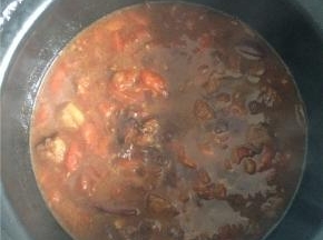 牛腩炖到约一个小时，起一个炒锅，把西红柿炒到软烂出汁，倒入砂锅和牛腩继续炖20分钟。