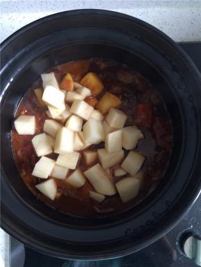 加入土豆，此时可尝一下汤的咸淡,再次调味。