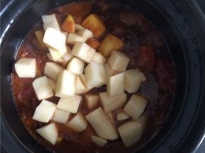 加入土豆，此时可尝一下汤的咸淡,再次调味。