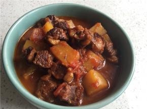 继续炖30分钟左右至土豆软烂即可。