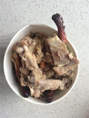 鸭架斩块，娃娃菜拆片洗净，生姜切片。