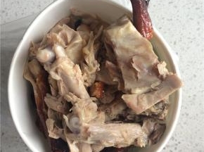 鸭架斩块，娃娃菜拆片洗净，生姜切片。