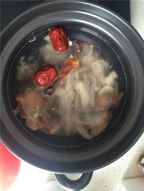 鸭架、姜片、红枣放入砂锅，加足量清水，大火烧开后转小火。