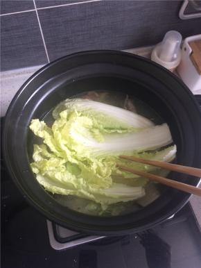 鸭架煲半个小时后下娃娃菜。