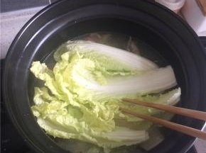 鸭架煲半个小时后下娃娃菜。