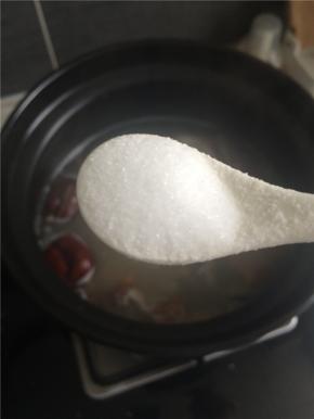 加入娃娃菜15分钟后加盐调味即可。