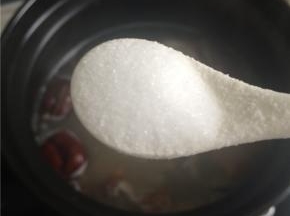 加入娃娃菜15分钟后加盐调味即可。