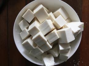 将菠菜洗净控水，豆腐洗净切块
