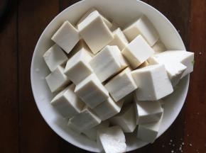 将菠菜洗净控水，豆腐洗净切块
