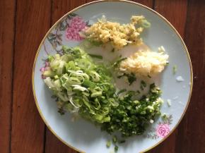 佐料准备：葱姜蒜切碎
